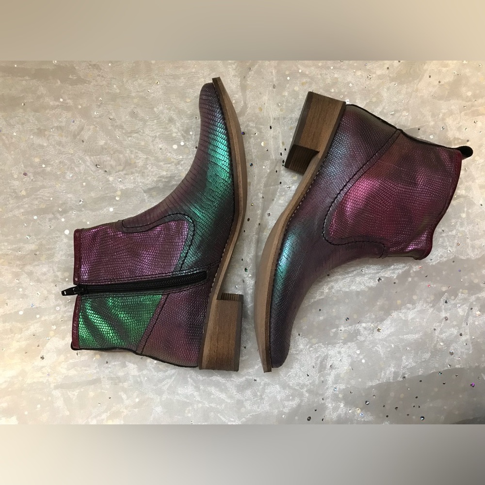 Chanii B Iridescent leather boots